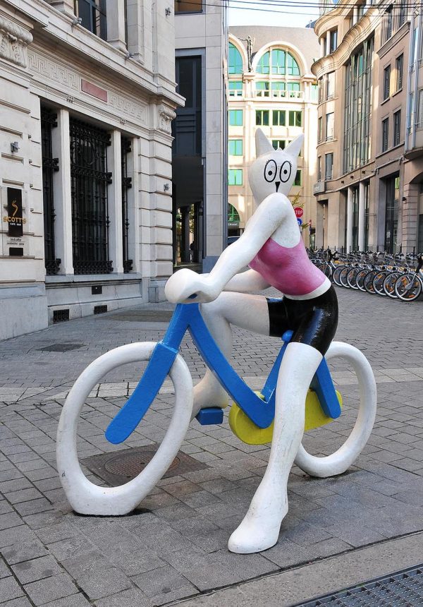 Statue La Chatte à Bicyclette, du français Alain Séchas, rue de l'Ecuyer.