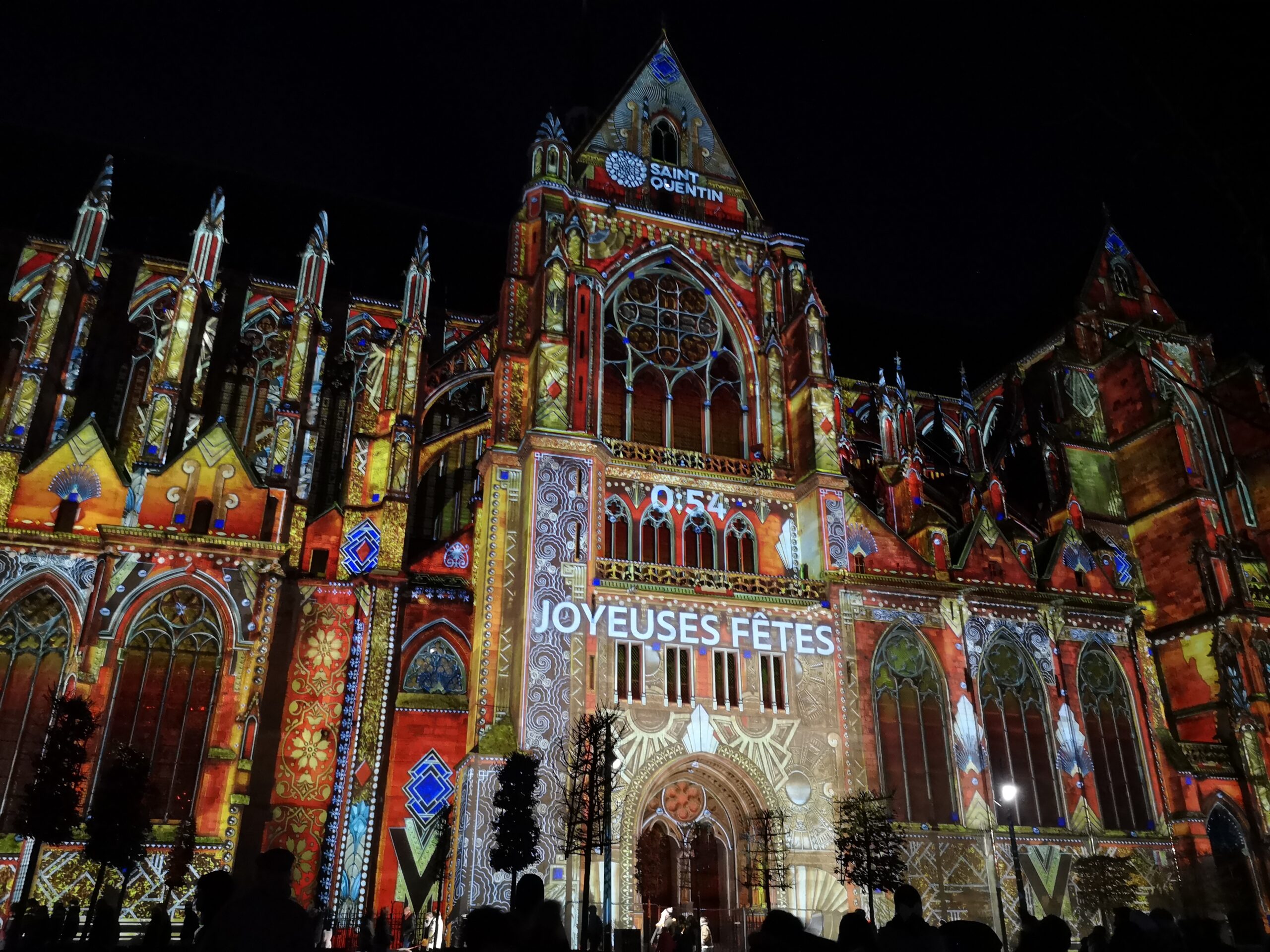 basilique de st quentin illuminée en hiver