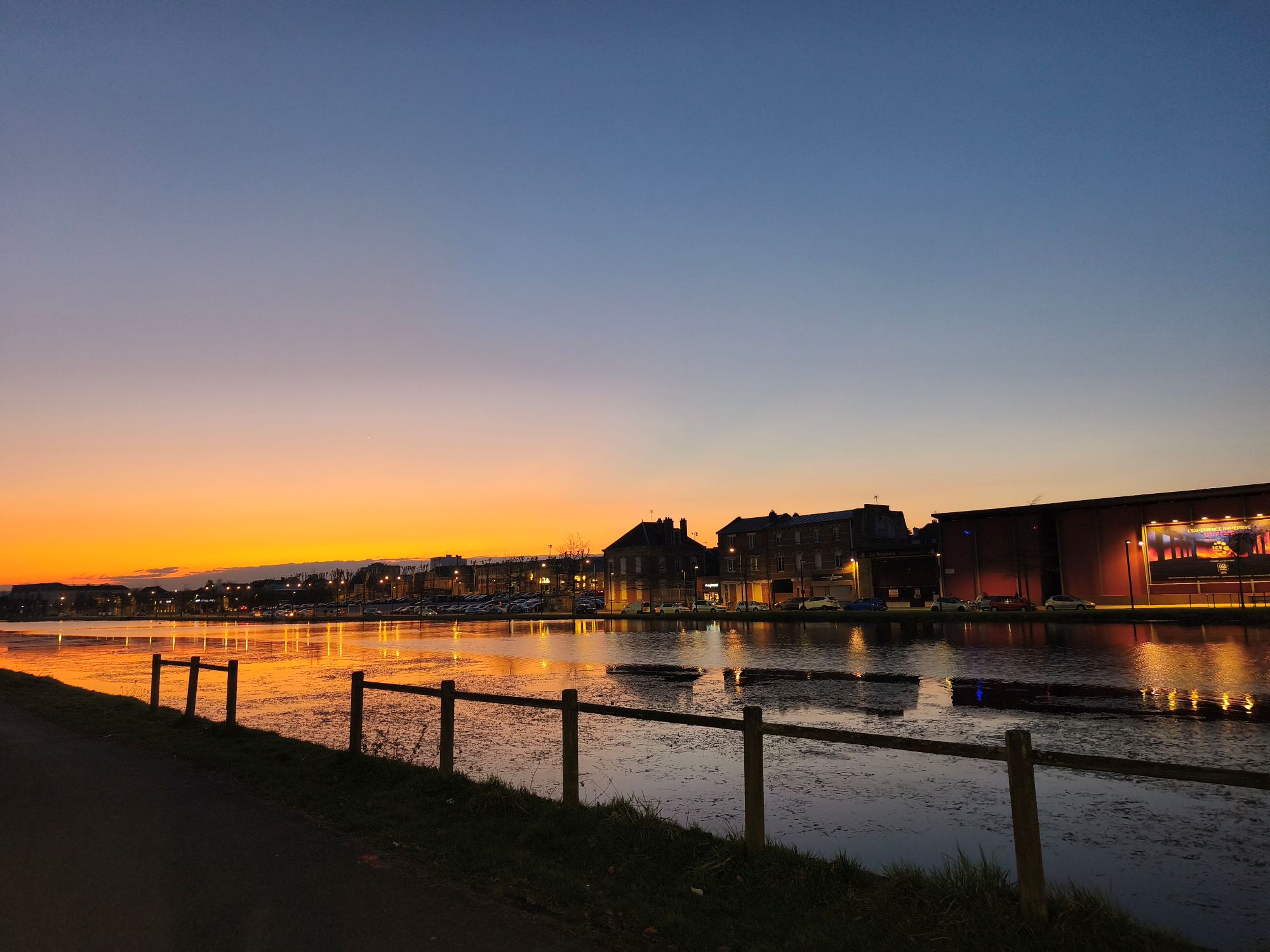se promener le long du canal de saint-quentin, quai gayant