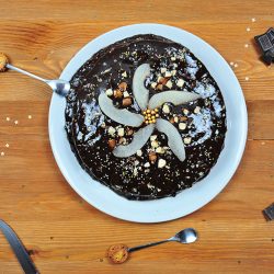 recette de génoise avec poires et crème de chocolat, nappage au chocolat noir