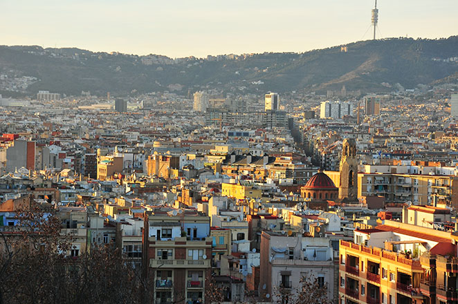 panorama et coucher de soleil à barcelone vus depuis la colline de montjuic