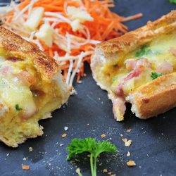 egg boat aux lardons, oeufs cocotte dans une baguette, idée de recette pour le brunch