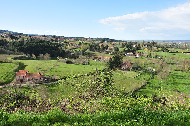 saint-haon-le-châtel, village de caractère dans le roannais, panorama