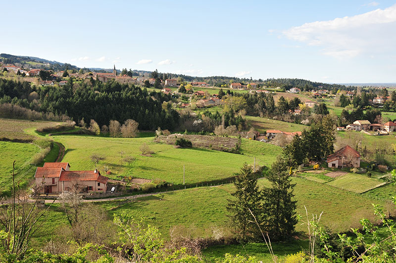 saint-haon-le-châtel, village de caractère dans le roannais, panorama