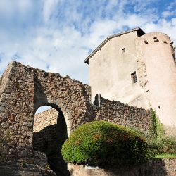 saint-haon-le-châtel, village de caractère dans le roannais, remparts