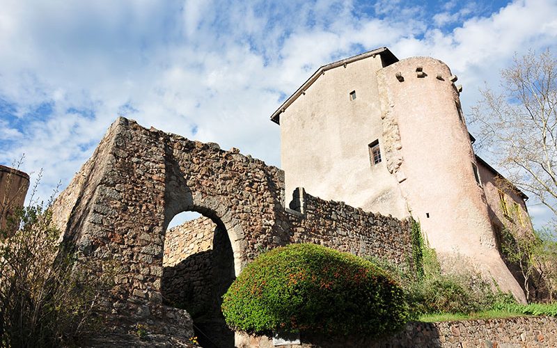 saint-haon-le-châtel, village de caractère dans le roannais, remparts
