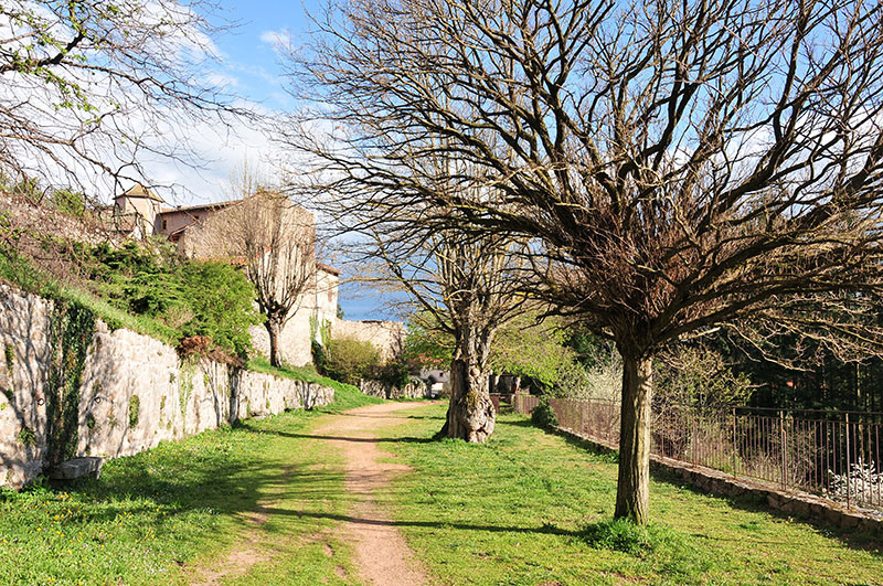 saint-haon-le-châtel, village de caractère dans le roannais, remparts