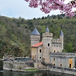 visite du château de la Roche, le "premier château de la Loire", dans le roannais