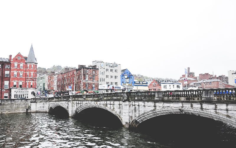 rues de Cork et déjeuner au Woodford Bourne&co