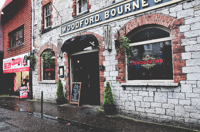 rues de Cork et déjeuner au Woodford Bourne&co