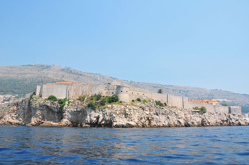 dubrovnik, croisère et vue sur la forteresse et les remparts depuis la mer