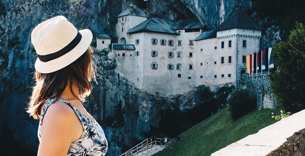 chateau de predjama, slovénie