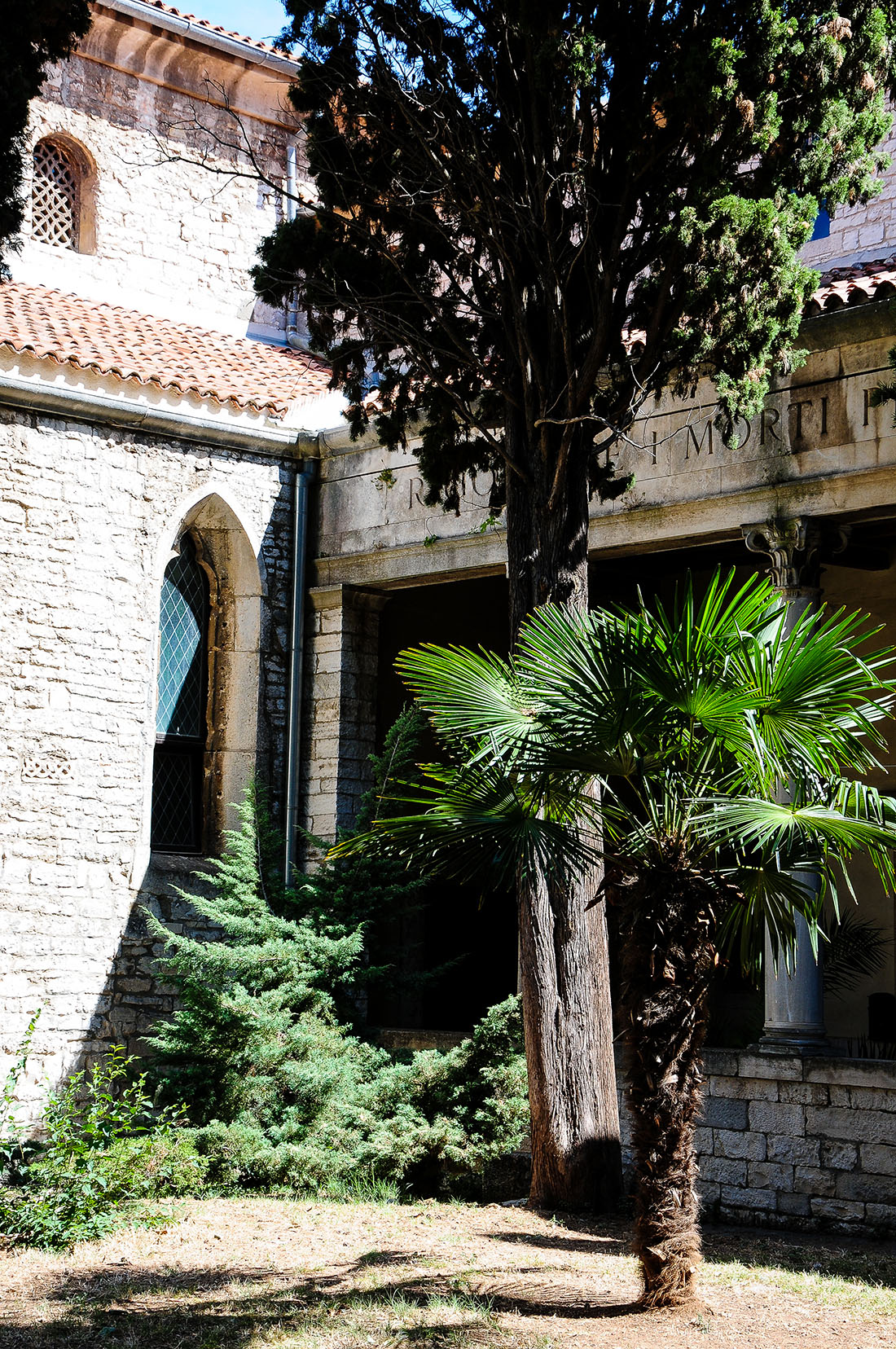 Cour du couvent et de l'église Saint-François, Pula , road-trip en Istrie, Croatie