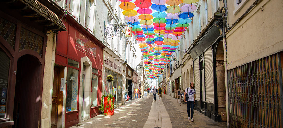 rue châtelaine, laon, parapluies