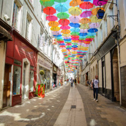 rue châtelaine, laon, parapluies