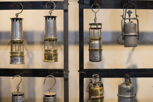 exposition lampes et objets de mineurs proposés par l’association « Sauvons la fosse 13 bis de Lens – Félix Bollaert » à la Maison Syndicale des Mineurs
