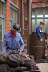 exposition lampes et objets de mineurs proposés par l’association « Sauvons la fosse 13 bis de Lens – Félix Bollaert » à la Maison Syndicale des Mineurs