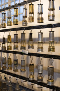 exposition lampes et objets de mineurs proposés par l’association « Sauvons la fosse 13 bis de Lens – Félix Bollaert » à la Maison Syndicale des Mineurs