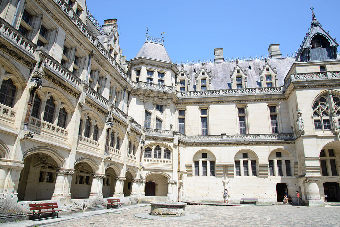visite du château de Pierrefonds dans l'Oise, cour d'honneur