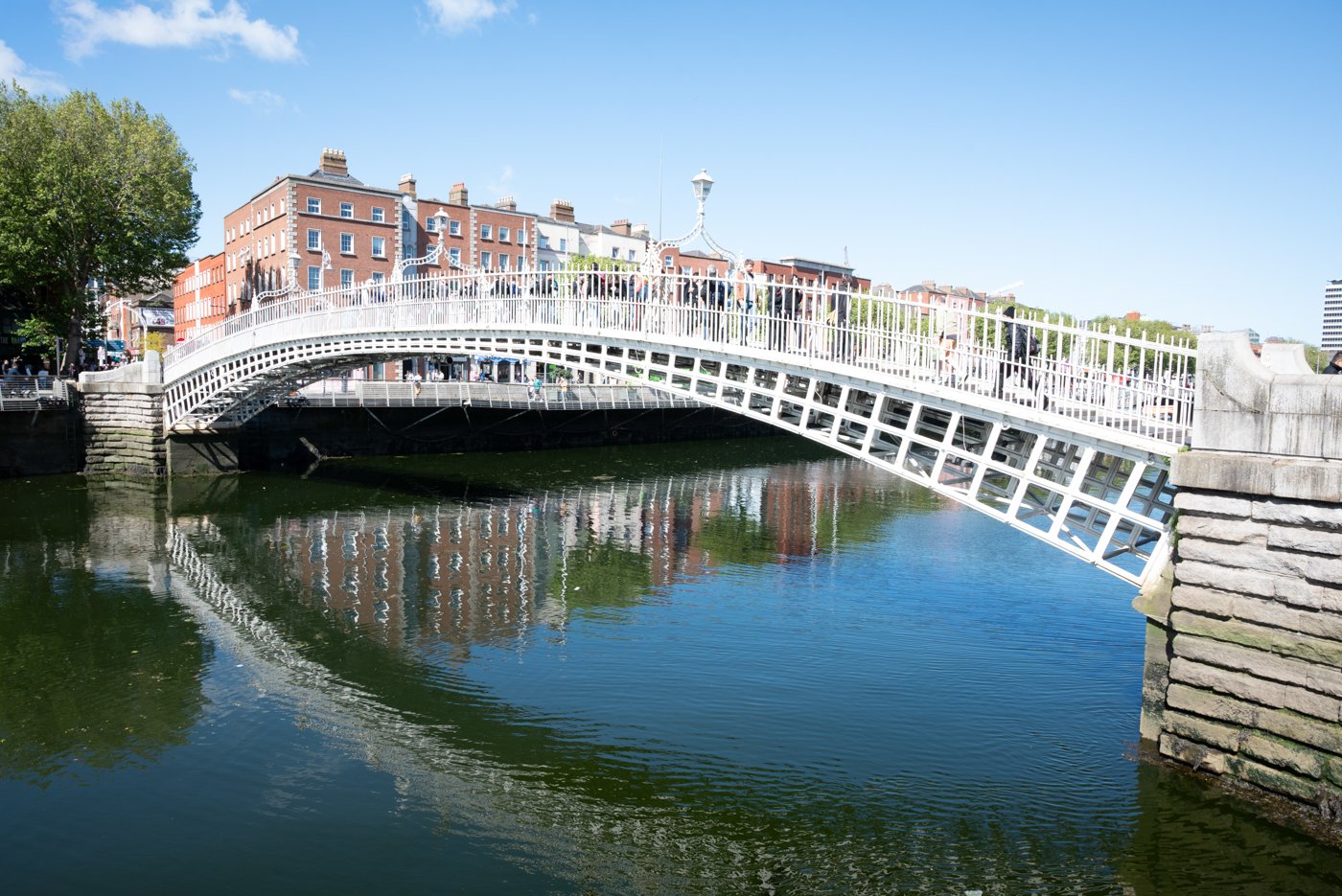 Ha'Penny Bridge , dublin, le long de la liffey